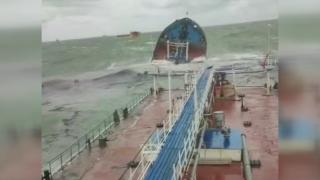 Karadeniz'de kaza yapan gemi ikiye bölündü