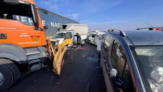 Van'da sis ve buzlanma: 30 araç birbirine girdi