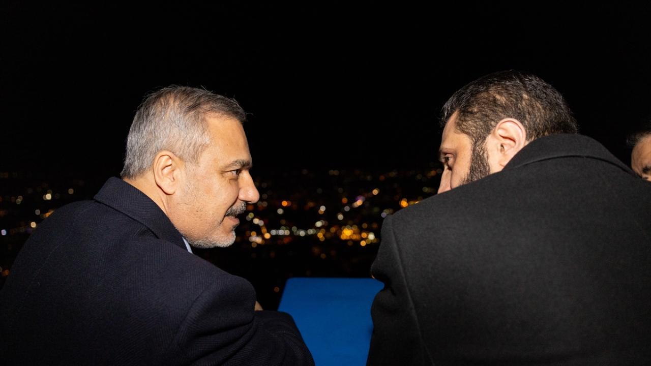 Suriye'den Türkiye dahil 3 ülkeye teşekkür! Kasyun Dağı'na yansıtıldı