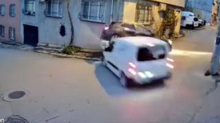 Ara sokakta hızla ilerleyen 2 araç çarpıştı