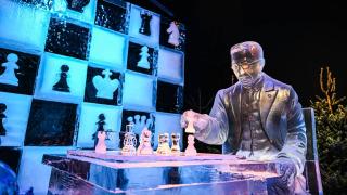 Dünyaca ünlü sanatçılar 350 ton buzu heykele dönüştürdü