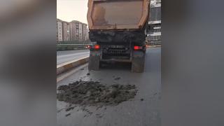 İstanbul'da hafriyat kamyonu çamur dökerek ilerledi, yol kapandı