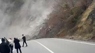 Artvin’deki heyelan anı kamerada