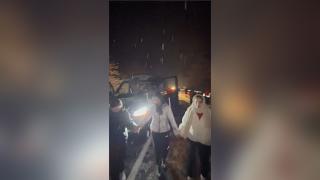 Artvin'de kardan kapanan yolda horon oynayarak ısındılar