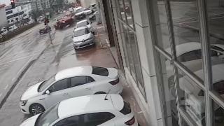 Kırmızı ışık ihlali yapan araç başka araca çarparak devrildi: O anlar kamerada