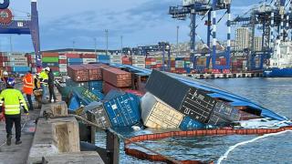 İstanbul'da konteyner gemisi yan yattı