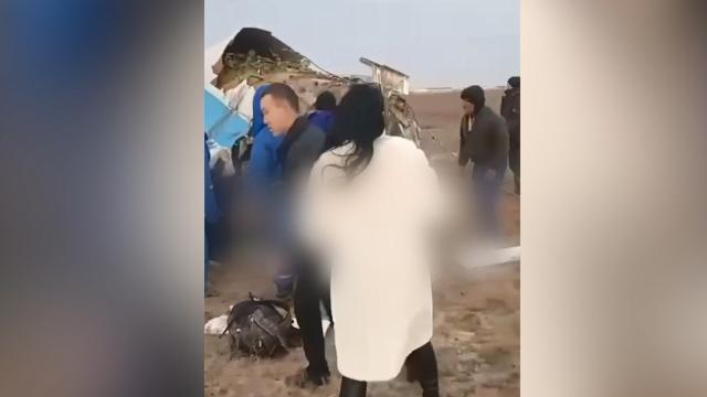 Kazakistan'da düşen uçaktan kurtarılanlar