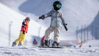 Palandöken yüzlerce "minik kayakçı"yı ağırlıyor