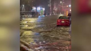 New York'ta patlayan boru, sokakları su altında bıraktı