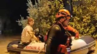 Antalya'da su baskınlarında mahsur kalan vatandaşları AFAD ekipleri kurtardı