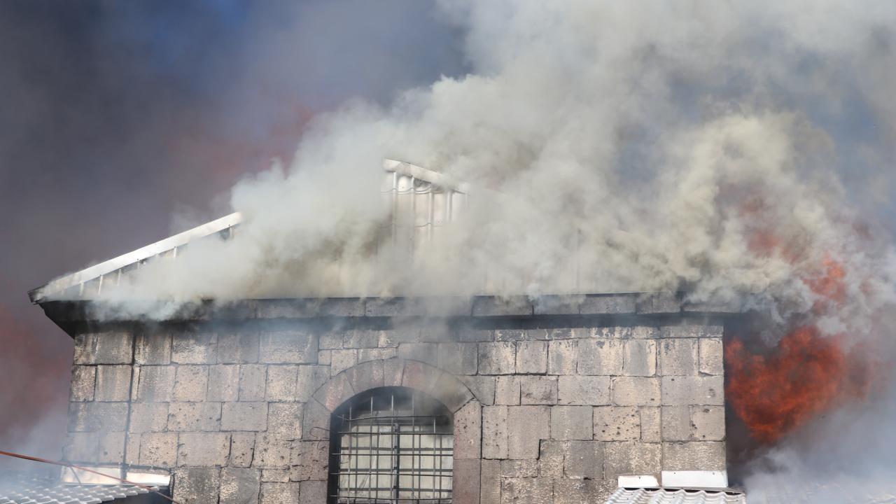 "7 bin metrekare alanı tutan çatı yanmış durumda"