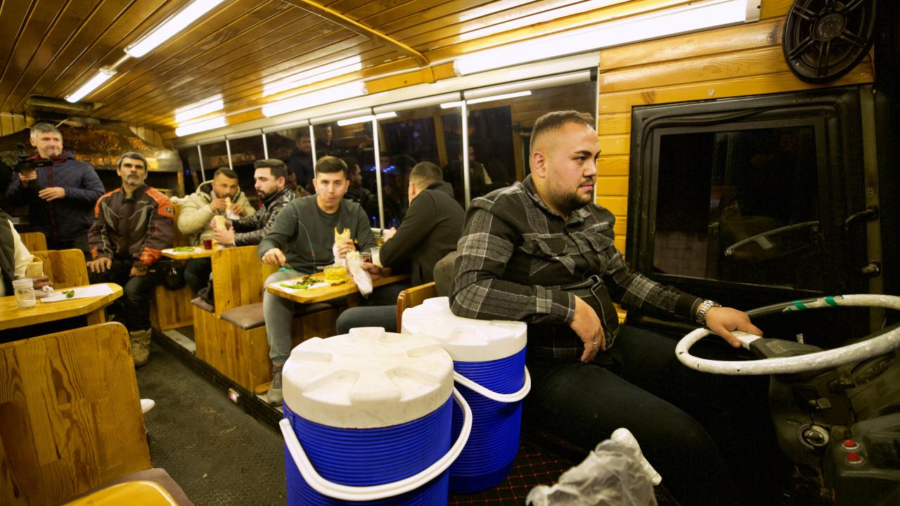 Deprem döneminde işine ara verdi, afetzedelere ücretsiz yemek dağıttı