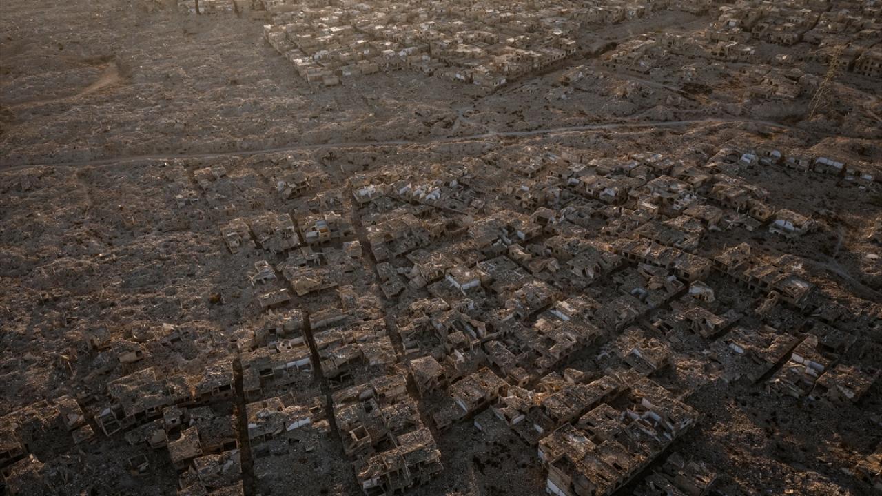 EL MERRİ AİLESİ, AYAKTA KALAN SON EVLERİNDE YENİDEN HAYATA TUTUNMAYA ÇALIŞIYOR