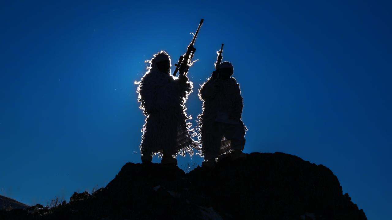 Karlı dağlarda dondurucu soğukta vatan nöbeti