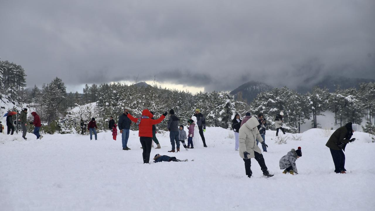 Yamaç paraşütü merkezi Babadağ beyaza büründü