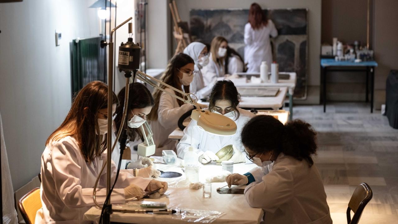 Türk tıbbının yıldız isimlerinin kütüphaneleri, şahsi eşyaları ve tıp notlar koleksiyonda