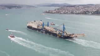 Derin denizde boru indirme gemisi "Castorone" İstanbul Boğazı'ndan geçti