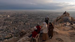 Suriyeliler Kasyun Dağı'ndan Şam manzarasının tadını çıkarıyor