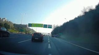 Aracının kontrolünü kaybeden sürücü 3 otomobile çarptı