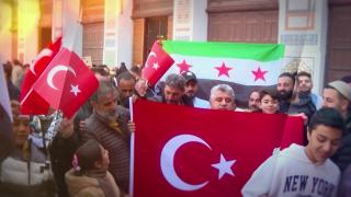 Emevi Camii’nde yeni Suriye bayrağı ile Türk bayrağı yan yana