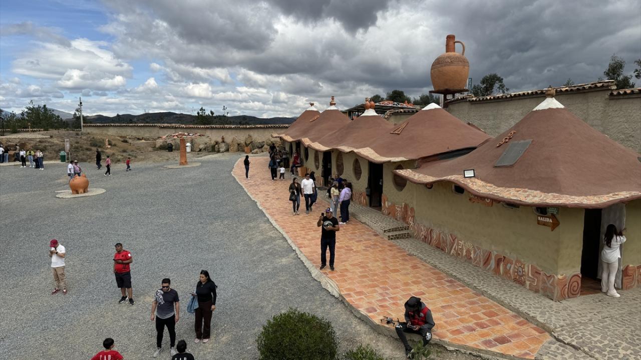 Adı "Çömlek Köyü" olarak yorumlanıyor