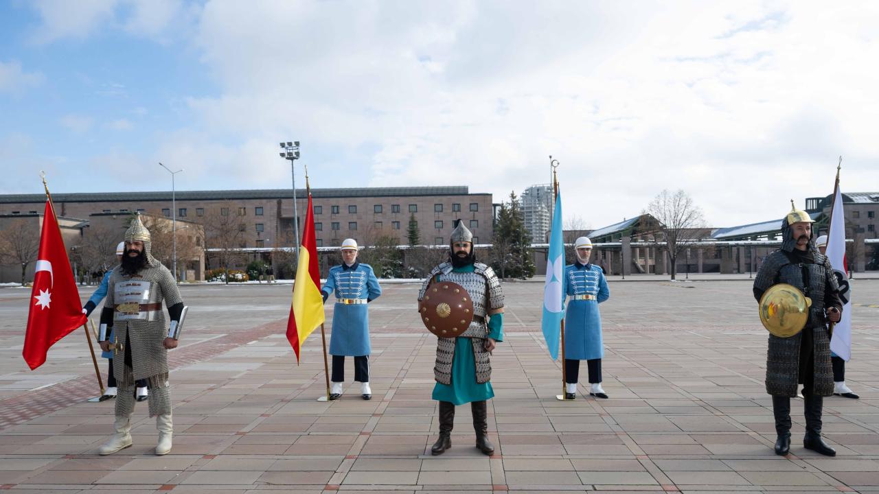 Milli marşların orijinal notaları ile çalışıyorlar