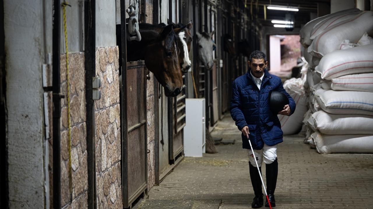 "Görme engelli olduğumu hissetmeden ata biniyorum"