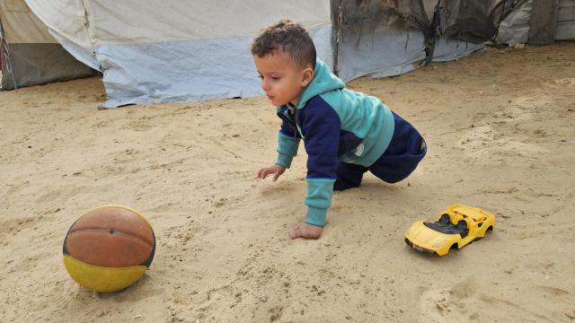 İsrail saldırısında bacaklarını kaybeden Filistinli çocuk, hayata tutunmaya çalışıyor