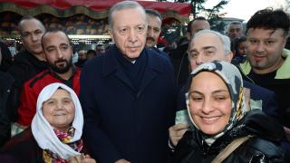 Cumhurbaşkanı Erdoğan Sultanahmet'te vatandaşların kandilini kutladı