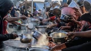 İsrail saldırıları altındaki Gazze'de Filistinlilere yemek dağıtıldı