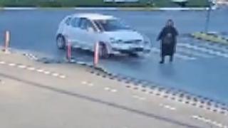 Araba çarptı, yardım beklerken ikinci kazayı geçirdi