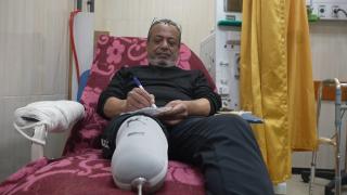 İsrail saldırısında ayağını kaybeden Gazzeli doktor görevine devam ediyor