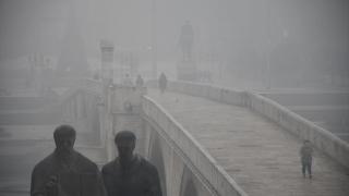Kuzey Makedonya'da hava kirliliği ve sis nedeniyle görüş mesafesi azaldı