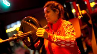 Görme engelli kadın halterci, omuzladığı her ağırlıkta "özgürleşiyor"