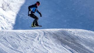 Kar kalınlığının 122 santimetreye ulaştığı Palandöken'de yoğunluk yaşanıyor