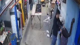 Sobayı tinerle yakmaya çalışırken yüzü yandı: O anlar kamerada