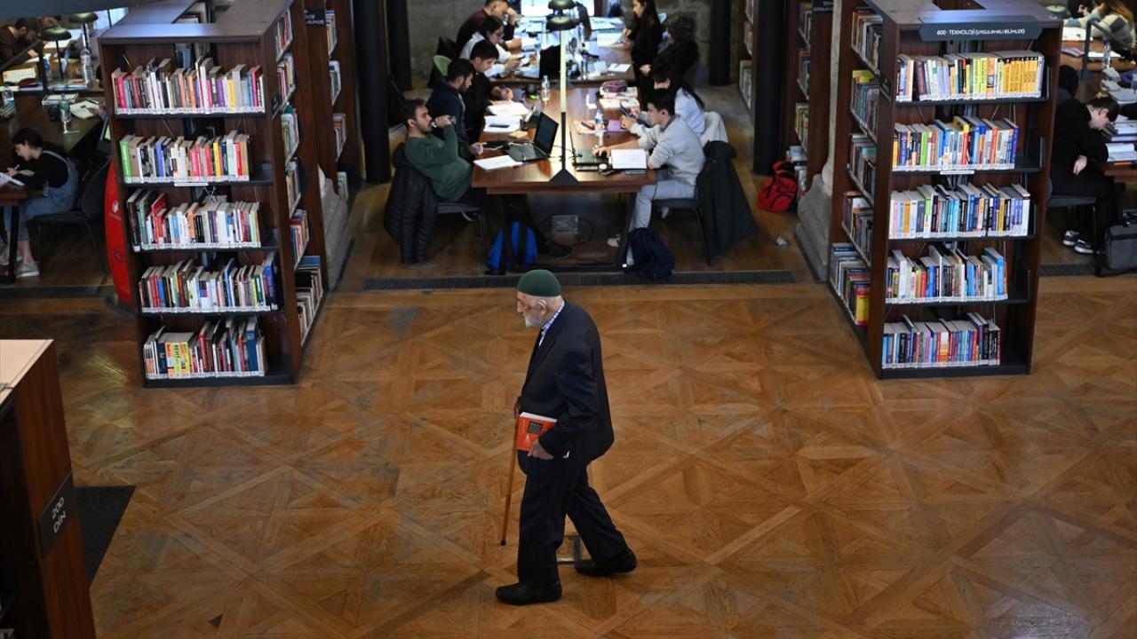 "Gençlerin yanında çok mutlu oluyorum"