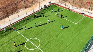 Bakan Kurum, depremzede çocuğa verdiği halı saha sözünü tuttu