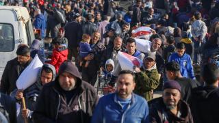 AFAD, gıda krizinin yaşandığı Gazze'de Filistinlilere un dağıttı