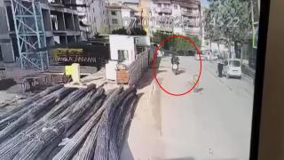 İnşaattan sarkan demir çubuklara çarpan kurye yaralandı