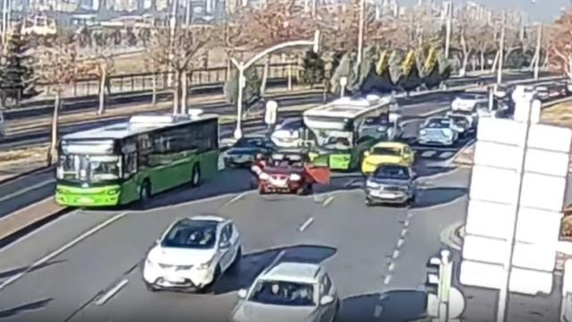 Otobüsü durdurup boğazına yiyecek kaçan kadının yardımına koştu