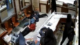 Kar maskeli kuyumcu soyguncuları yakalandı