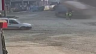 Hafriyat kamyonu devrildi, iki kişi saniyelerle kurtuldu