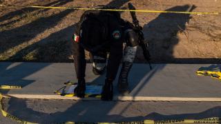 Meksika polisi ABD-Meksika sınırında keşfedilen gizli tünelin güvenliğini sağlamak için operasyon düzenledi