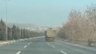 Yerinden çıkan tekerin karşı yöne geçmesini engelledi: O anlar kamerada