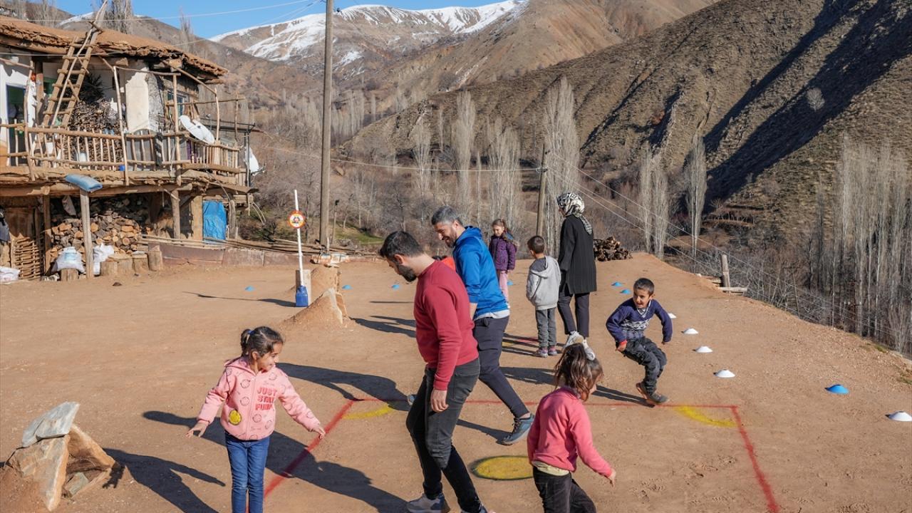 "Ellerinden telefonları, tabletleri zorla almak yerine onlara alternatif sunmalıyız"