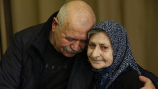 "Ellerimiz hiç ayrılmadı"… Fedakar Koca eşini aylarca kucağında taşıdı