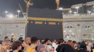 Müslümanlar yağmur altında Kabe'yi tavaf etti