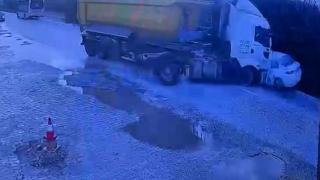 Kontrolden çıkan kamyon iki otomobile çarptı: 1 ölü, 1 yaralı