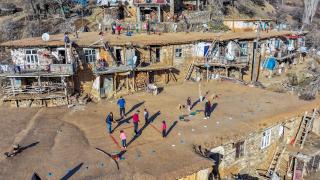 Toprak damları oyun alanına dönüştü